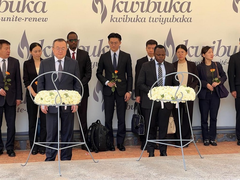 Liu Jianchao ari kumwe na Minisitiri Utumatwishima yasuye urwibutso rwa Kigali