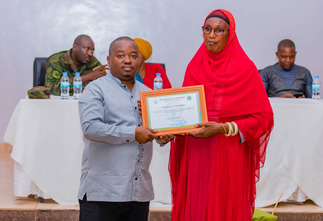 Abafatanyabikorwa babaye indashyikirwa bahawe ibyemezo by'ishimwe