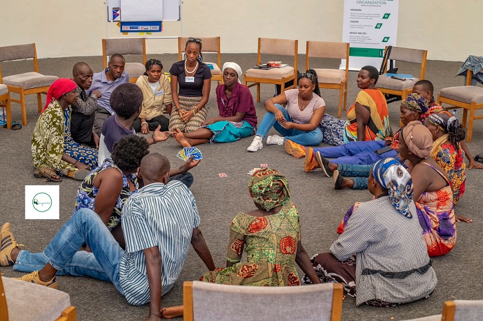 Rimwe mu matsinda ririmo kwigira ku Rwibutso uburyo bwo kurwanya ihungabana