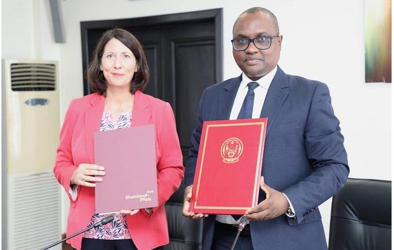 Minisitiri Ngabitsinze na Madamu Daniela Schmitt nyuma yo gusinya ayo masezerano