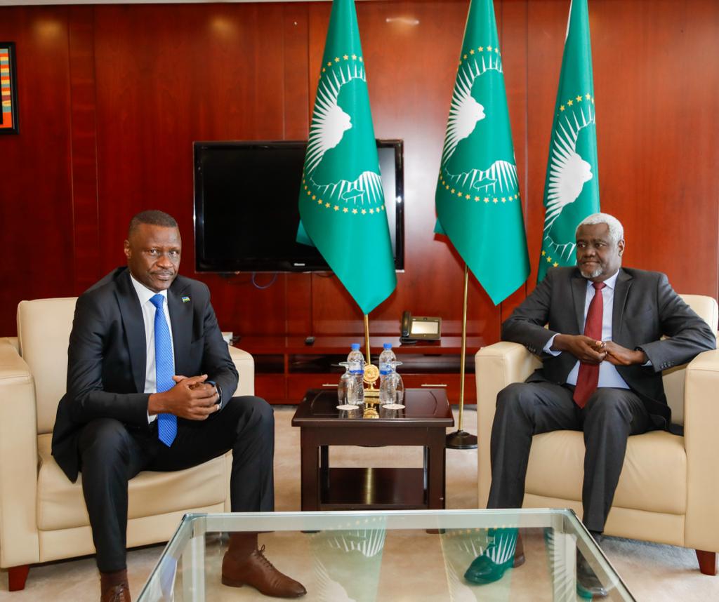 Amb. Maj Gen (Rtd) Charles Karamba (ibumoso) na Musa Faki Mahamat