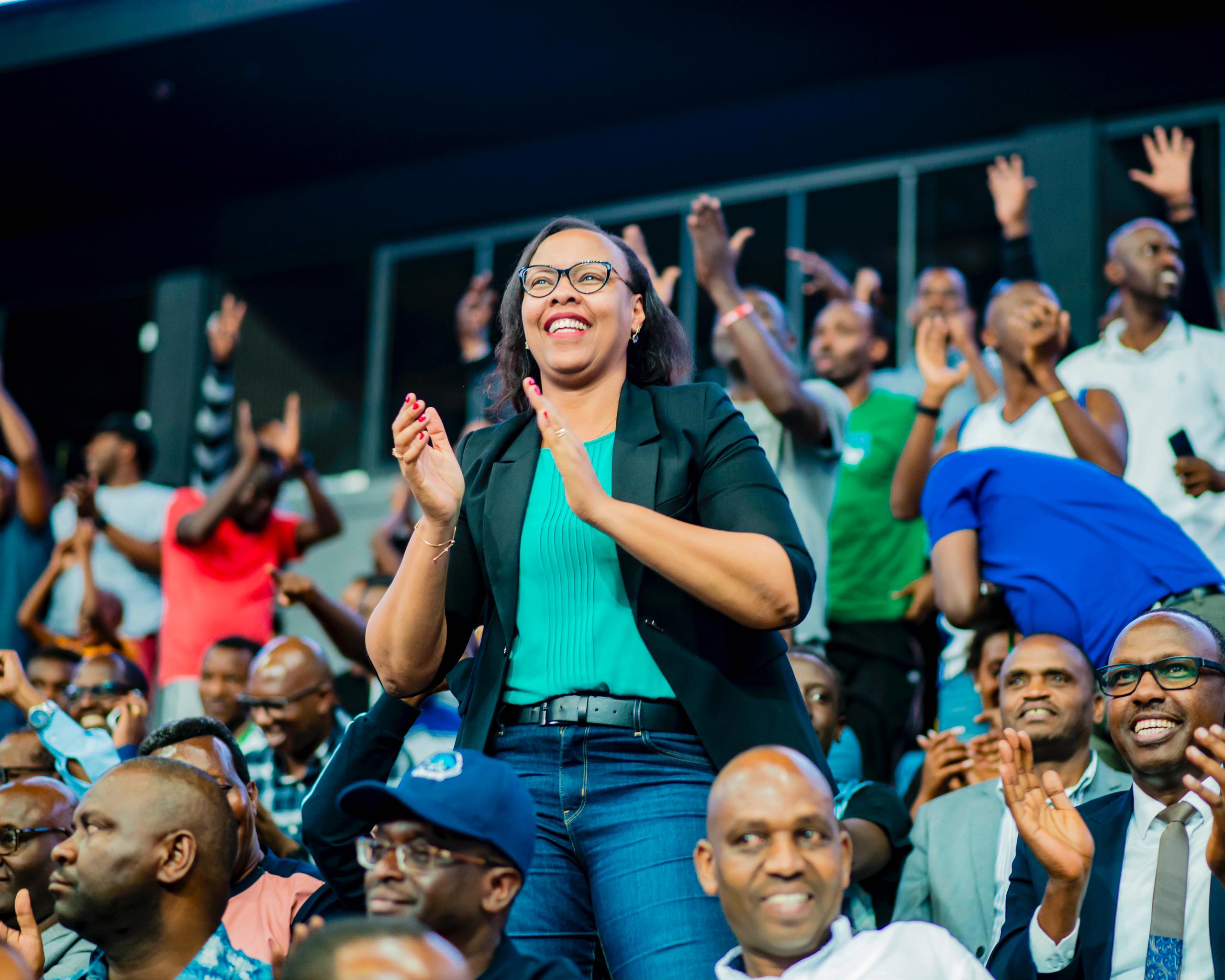 Minisitiri wa Siporo Munyangaju Aurore Mimosa yishimira uko ikipe ya Police yitwaye