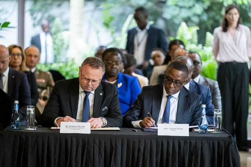 Hasinywe amasezerano y'ubufatanye