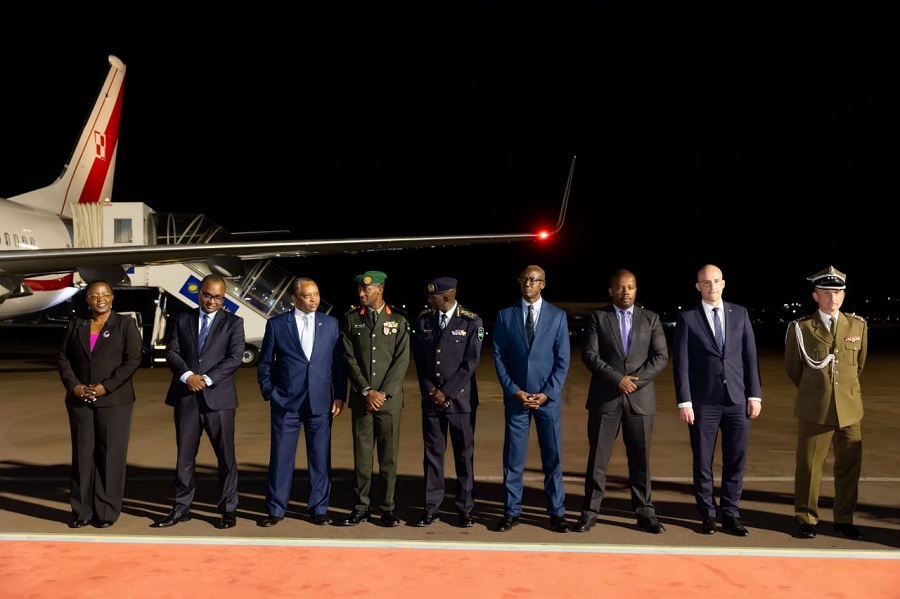 Perezida Duda yaherekejwe n'abayobozi batandukanye