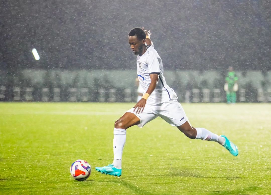 Ishimwe Christian wa APR FC,ahindura umupira n