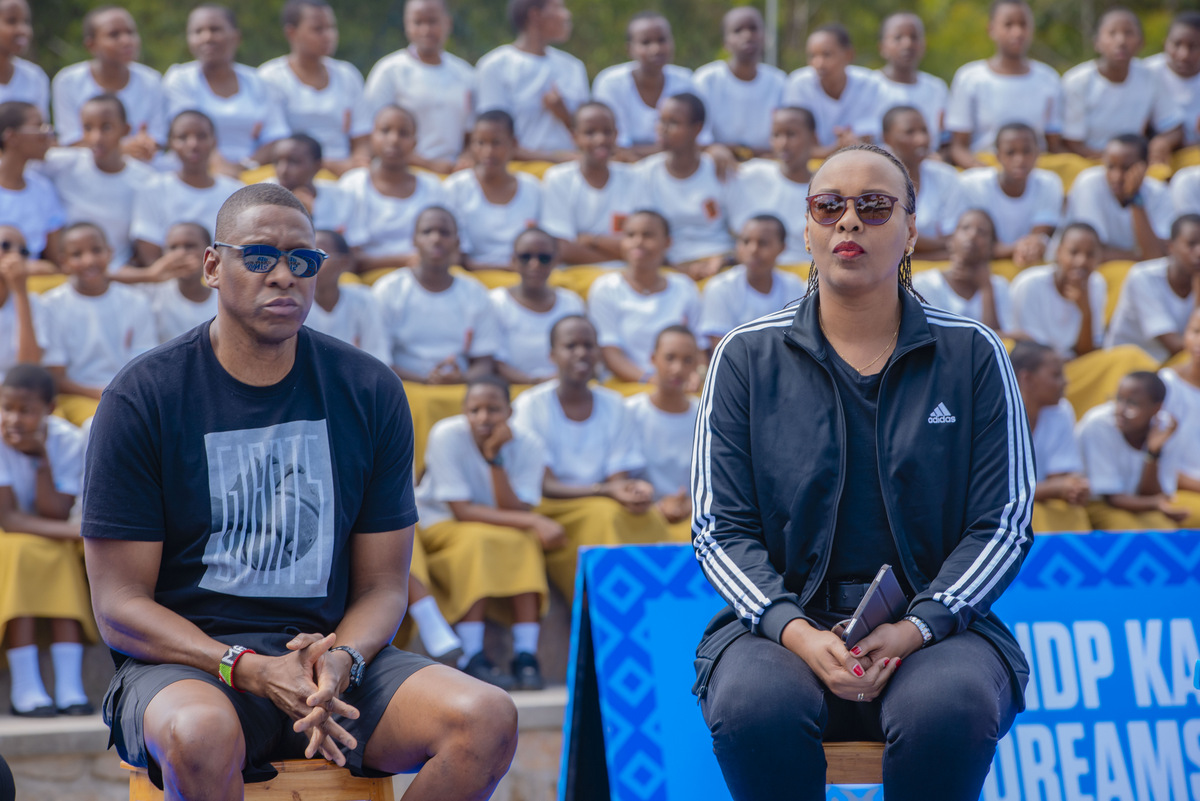 Minisitiri wa Siporo Munyangaju Aurore Mimosa na Masai Ujiri batashye ikibuga ku mugaragaro