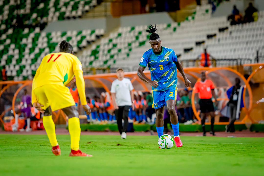 Imanishimwe Emmanuel agenzura umupira