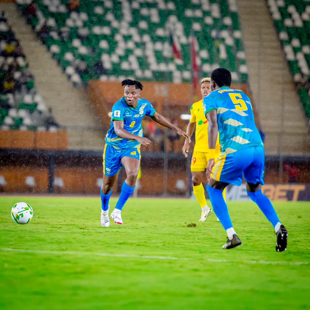 Rubanguka Steve yahuye n'akazi gakomeye hagati mu kibuga.