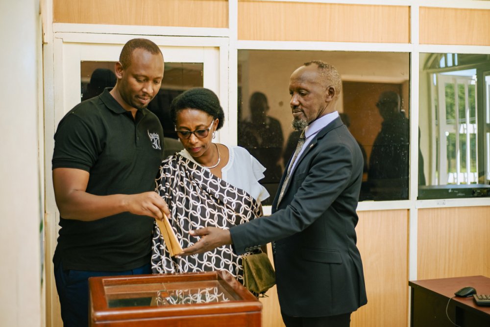 Abarimo Maitre Sinzi Tharcisse(Uri iburyo) warokoye abarenga 100 mu gihe cya Jenoside yakorewe Abatutsi mu 1994 akoresheje umukino wa Karate nawe yari yitabiriye irushanwa ryabanjirijwe no gusura Urwibutso rwa Jenoside rwa Nyanza ya Kicukiro