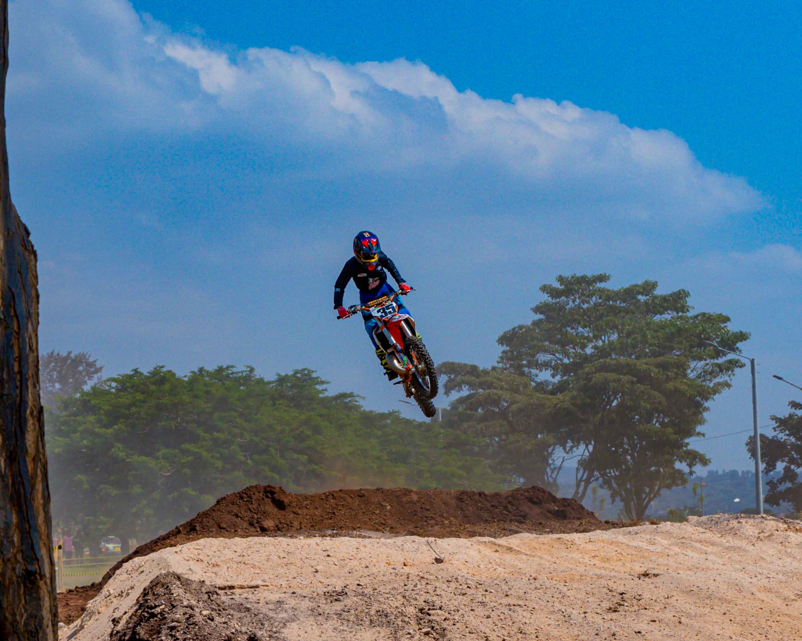 Umwiyereko wa Moto zisimbuka uri mu byasusurukije Huye Rally