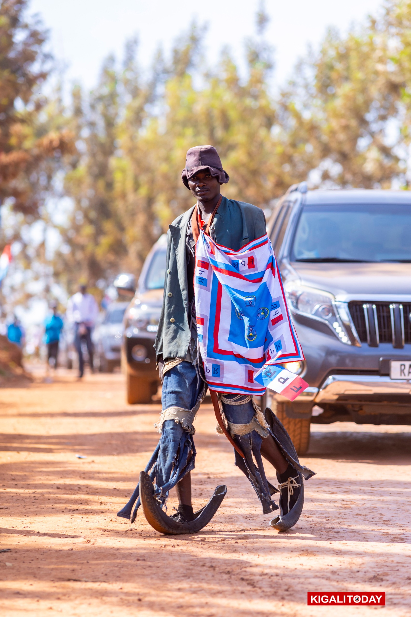 Yitwa Misigaro Ndayiragije. Yavuye i Kagugu n'amaguru ku munsi wabanjirije uwo kwamamazaho, asubiyeyo n'amaguru nyuma yo kwamamaza