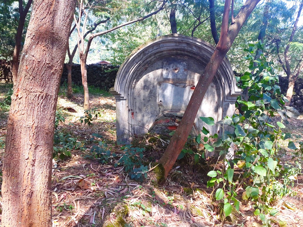 Kuri uyu musozi haboneka n'imva z'abasirikare b'abadage baguye mu ntambara ya mbere y'Isi