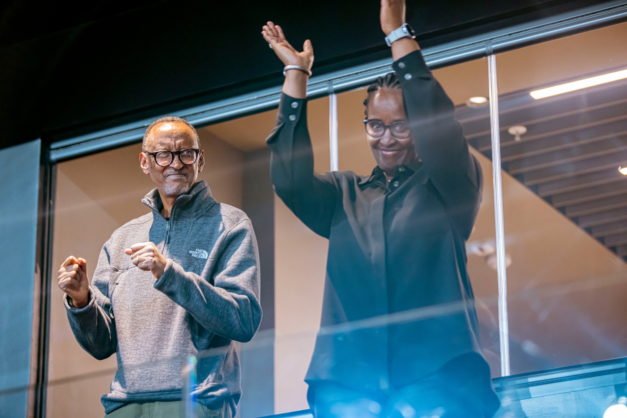 Perezida Kagame na Madamu Jeannette Kagame bishimira intsinzi