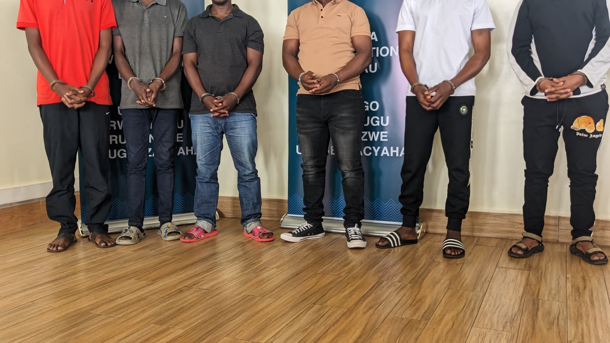 Aba berekanywe uko ari batandatu bakekwaho kwiba abacuruzi batandukanye ibicuruzwa bigera kuri miliyoni 20