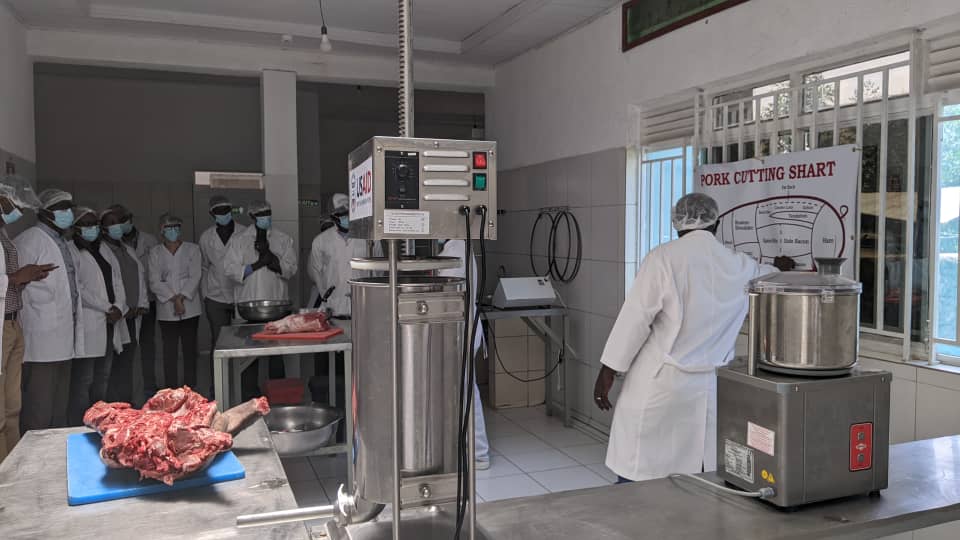 Ni uruganda rusanze aborozi n'abakunzi b'inyama z'ingurube bari bakeneye ahajyanye n'igihe ho kuzitunganyiriza