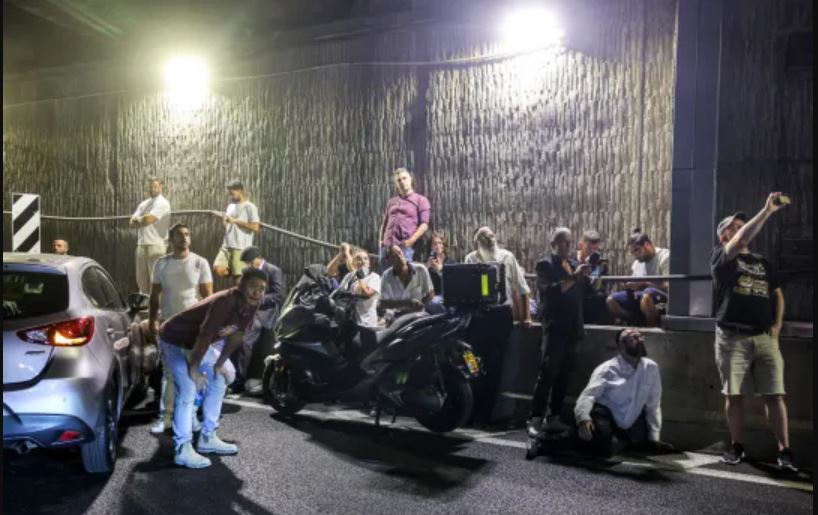 Abaturage barimo gushaka aho bikinga