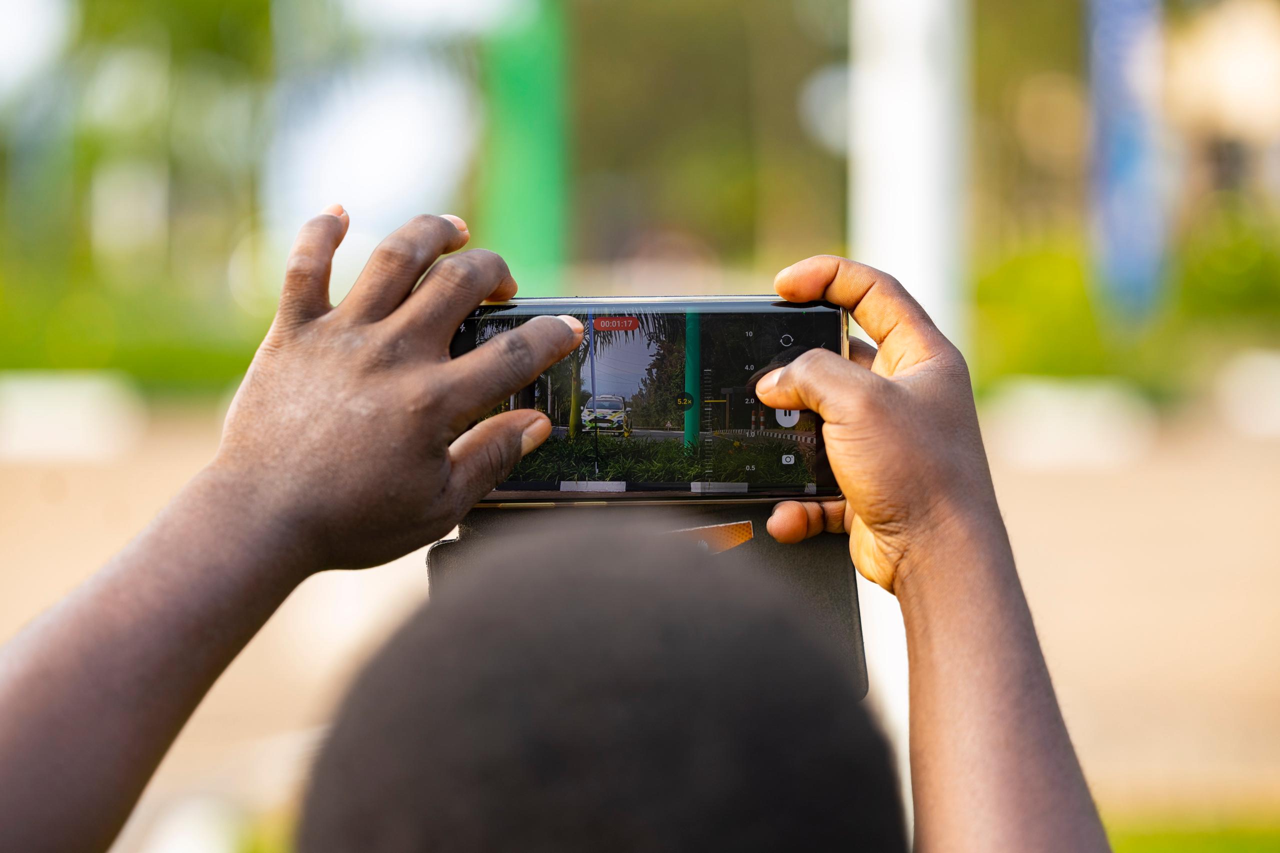 Buri wese aba ashaka gutahana amashusho y'uko isiganwa ryagenze