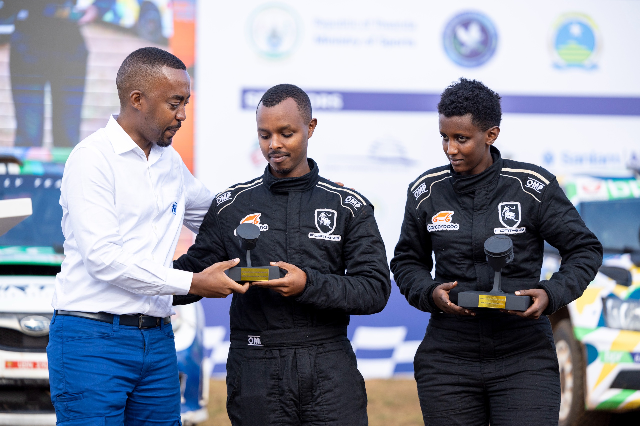 Queen Kalimpinya nk'umunyarwandakazi waje imbere yashimiwe , aho akina afashwa na na Ngabo Olivier