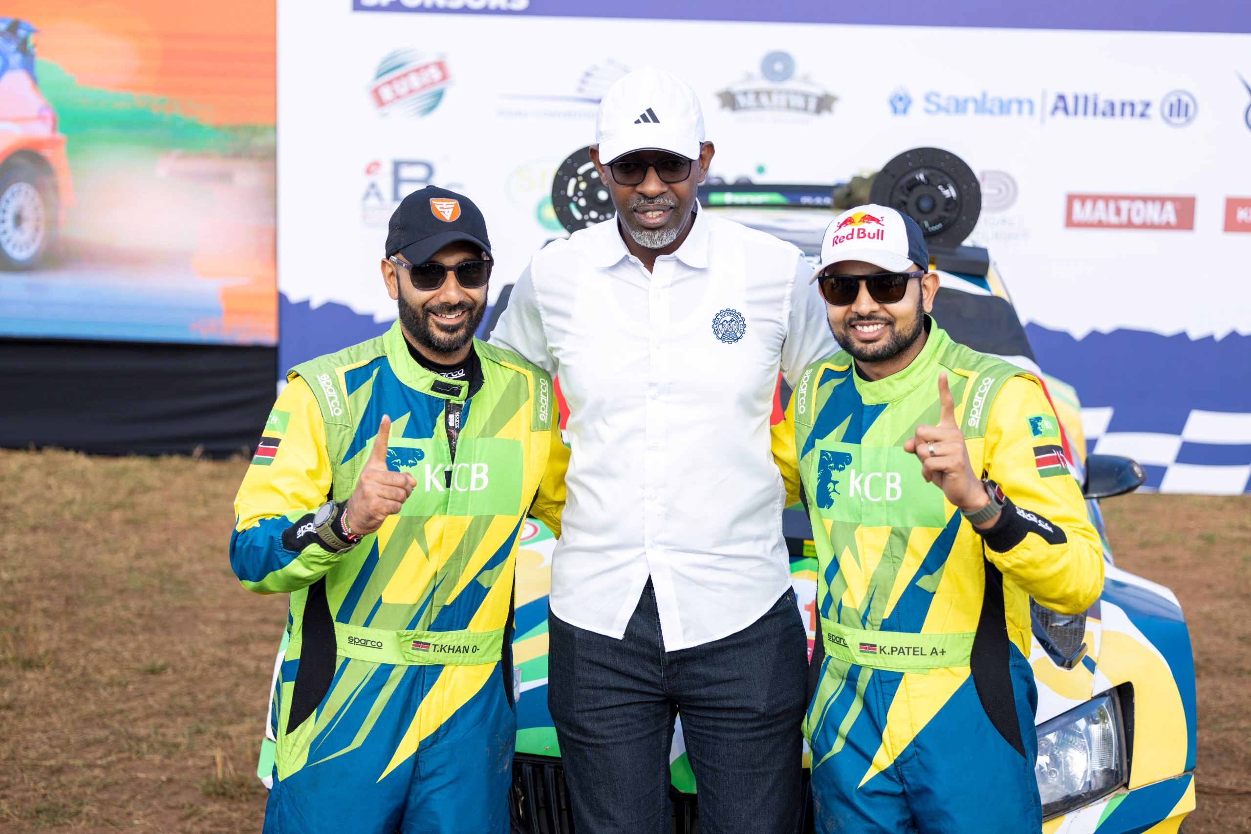 Umunya-Kenya Karan Patel ukinana na Khan Tauseef begukanye isiganwa, bafata ifoto na Minisitiri wa Siporo Nyirishema Richard