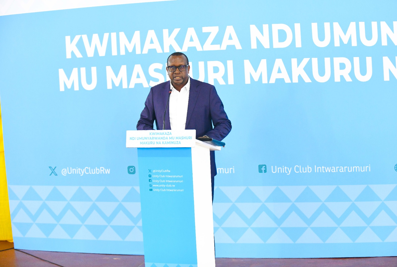 Minisitiri Bizimana aganira n