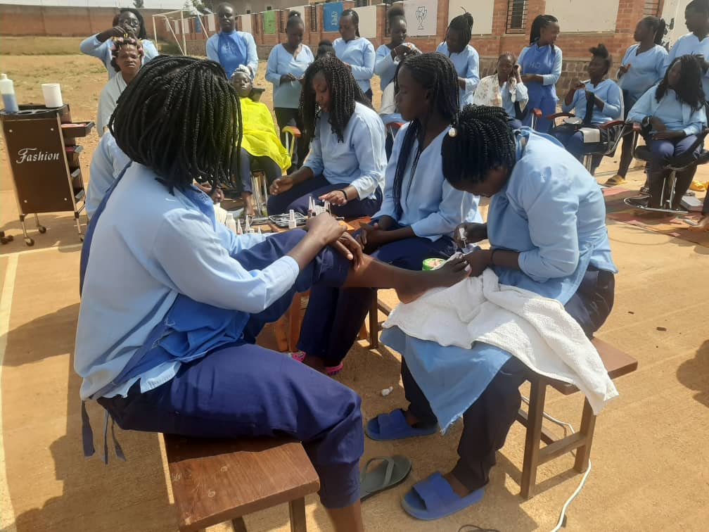 Hari abize gukora inzara