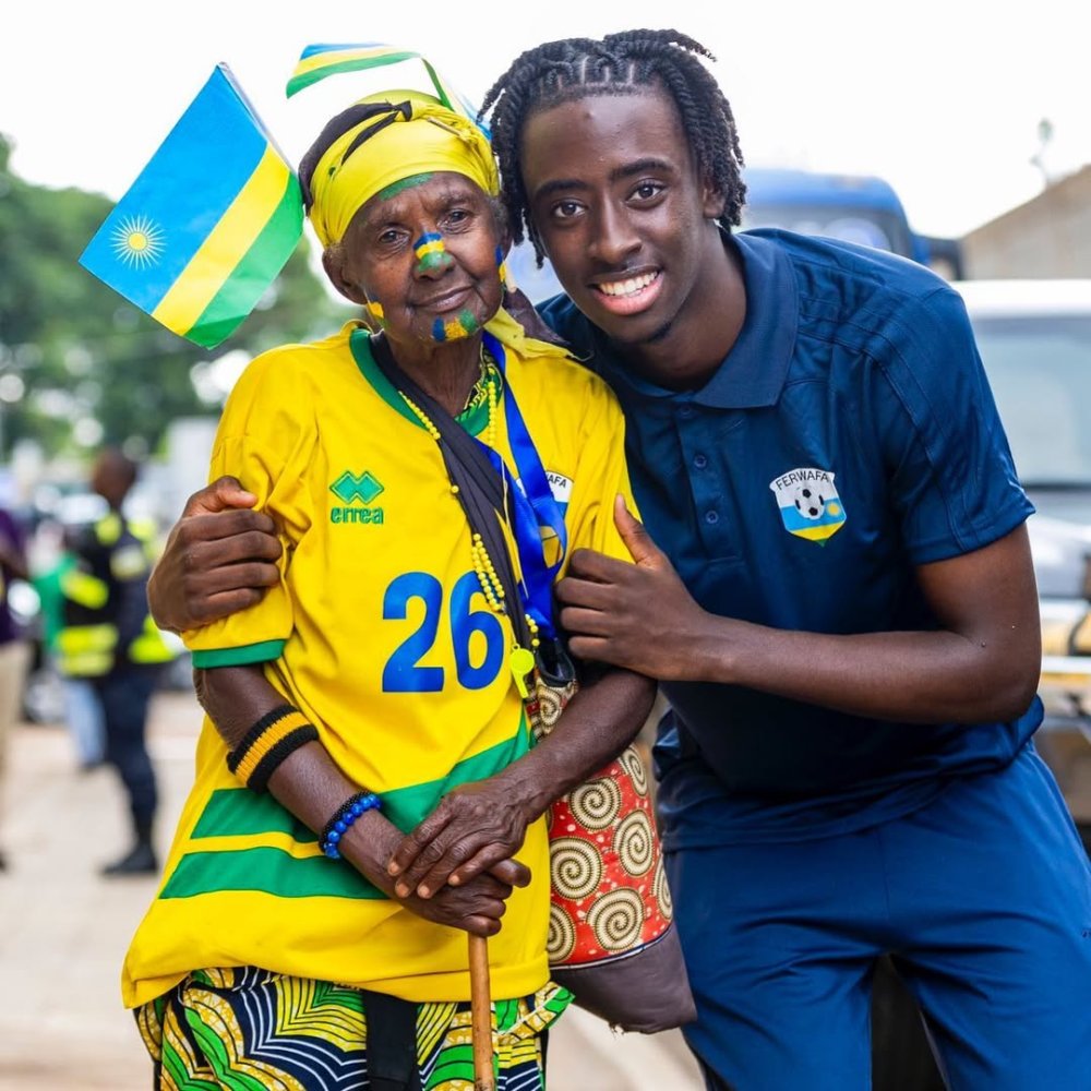 Hakim Sahabo ari hamwe na Mama Mukura ubwo Amavubi yamusuraga mu 2022