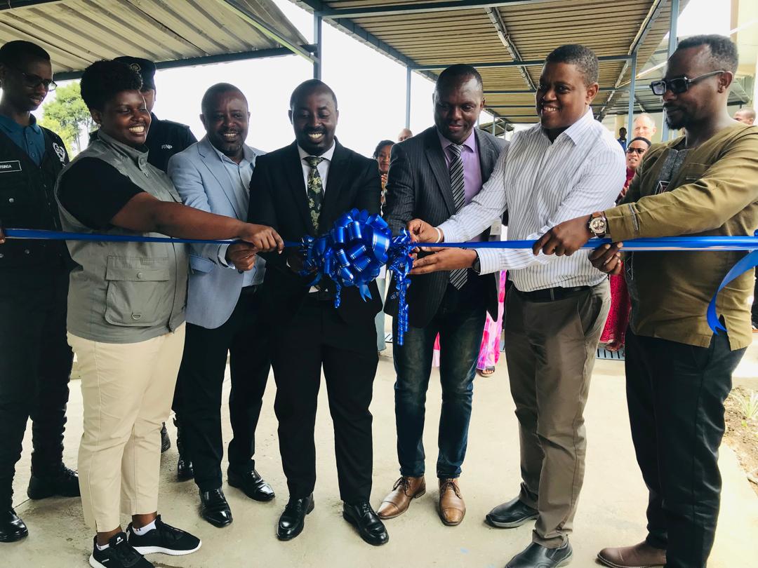 Ubwo abayobozi batahaga iyo nyubako