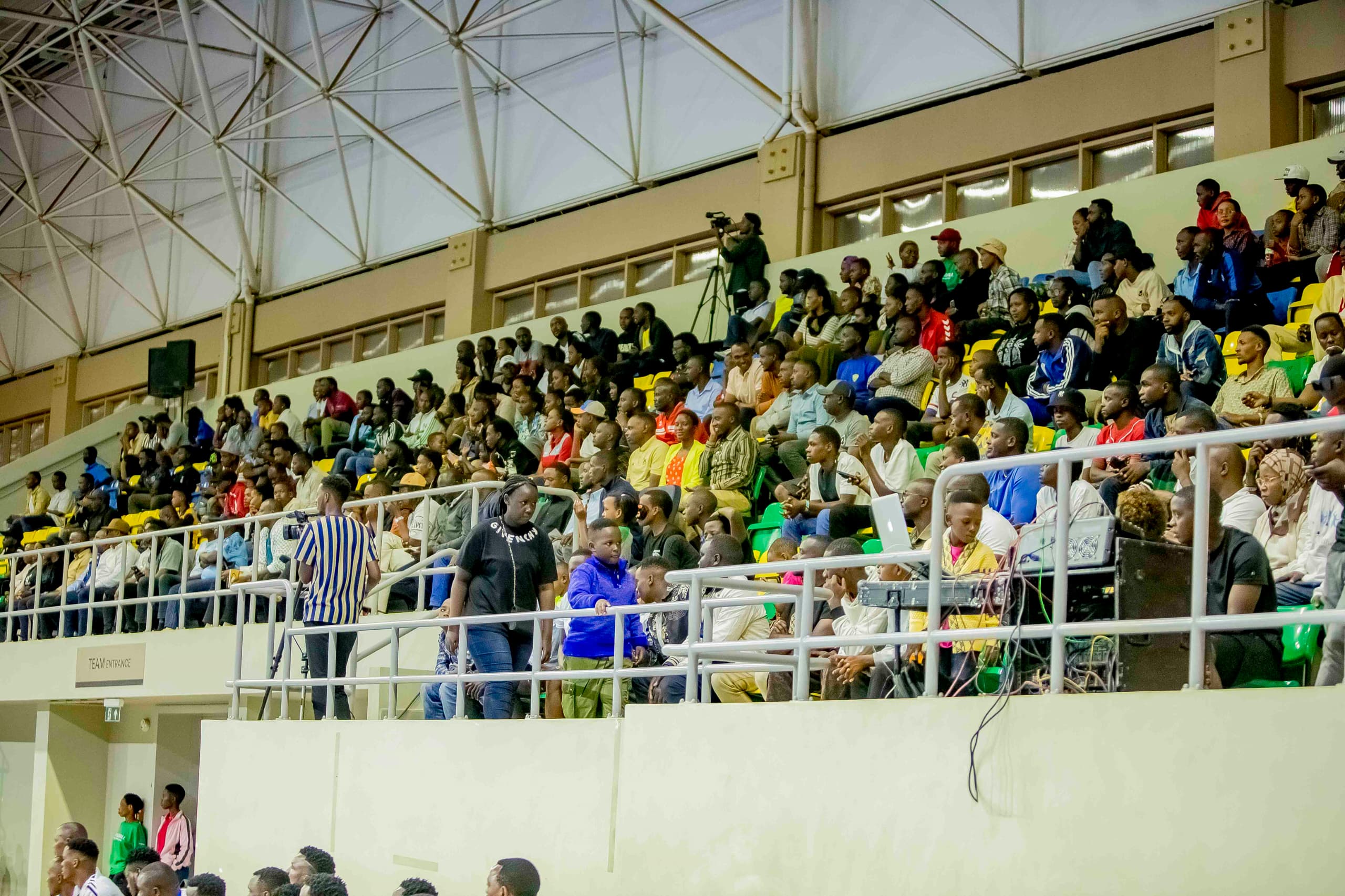 Abakunzi ba Handball bari bitabiriye uyu mukino uba ukomeye