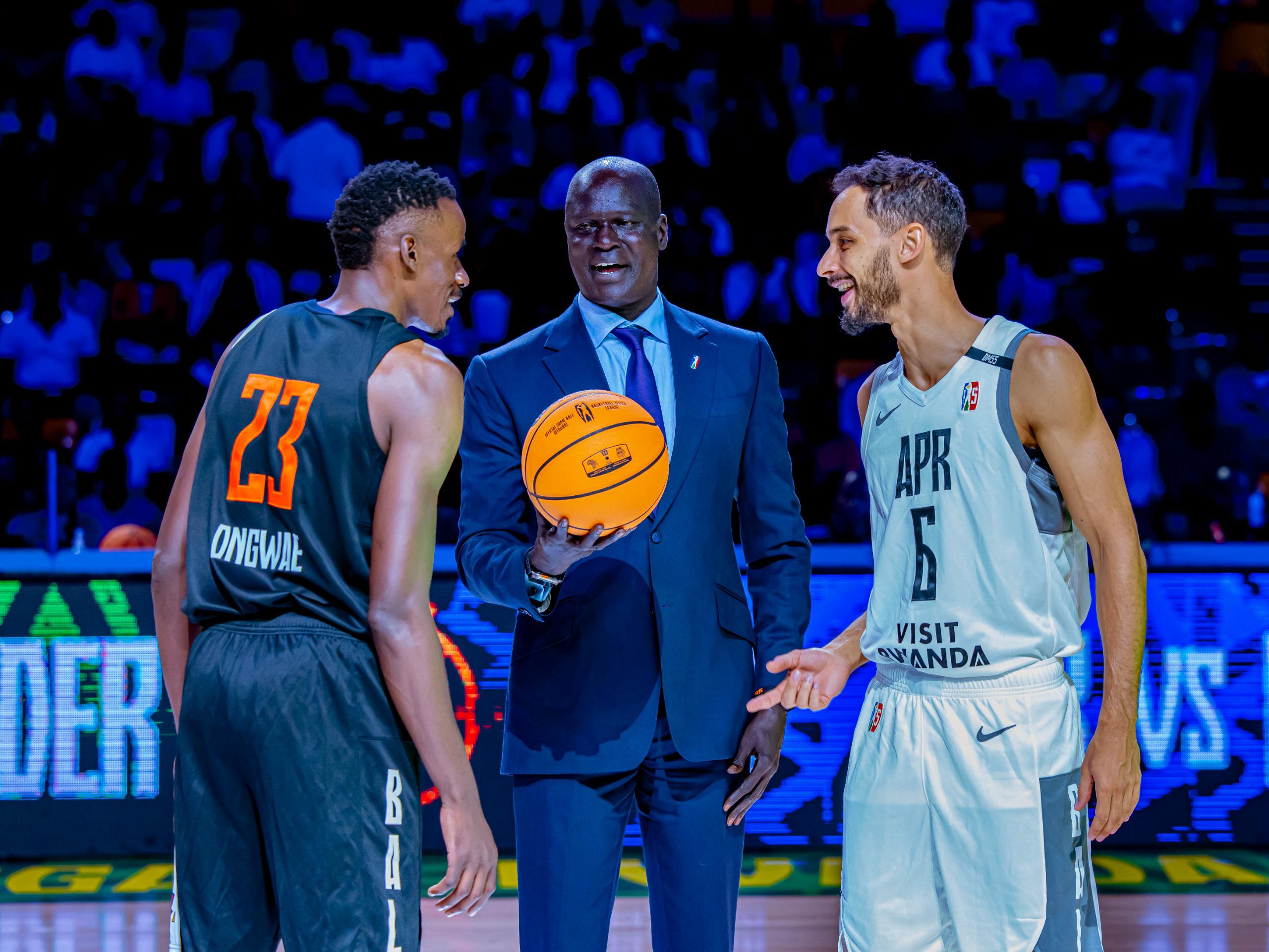 Umuyobozi wa BAL Amadou Gallo Fall atangiza umukino hagati ya APR BBC na Nairobi City Thunders