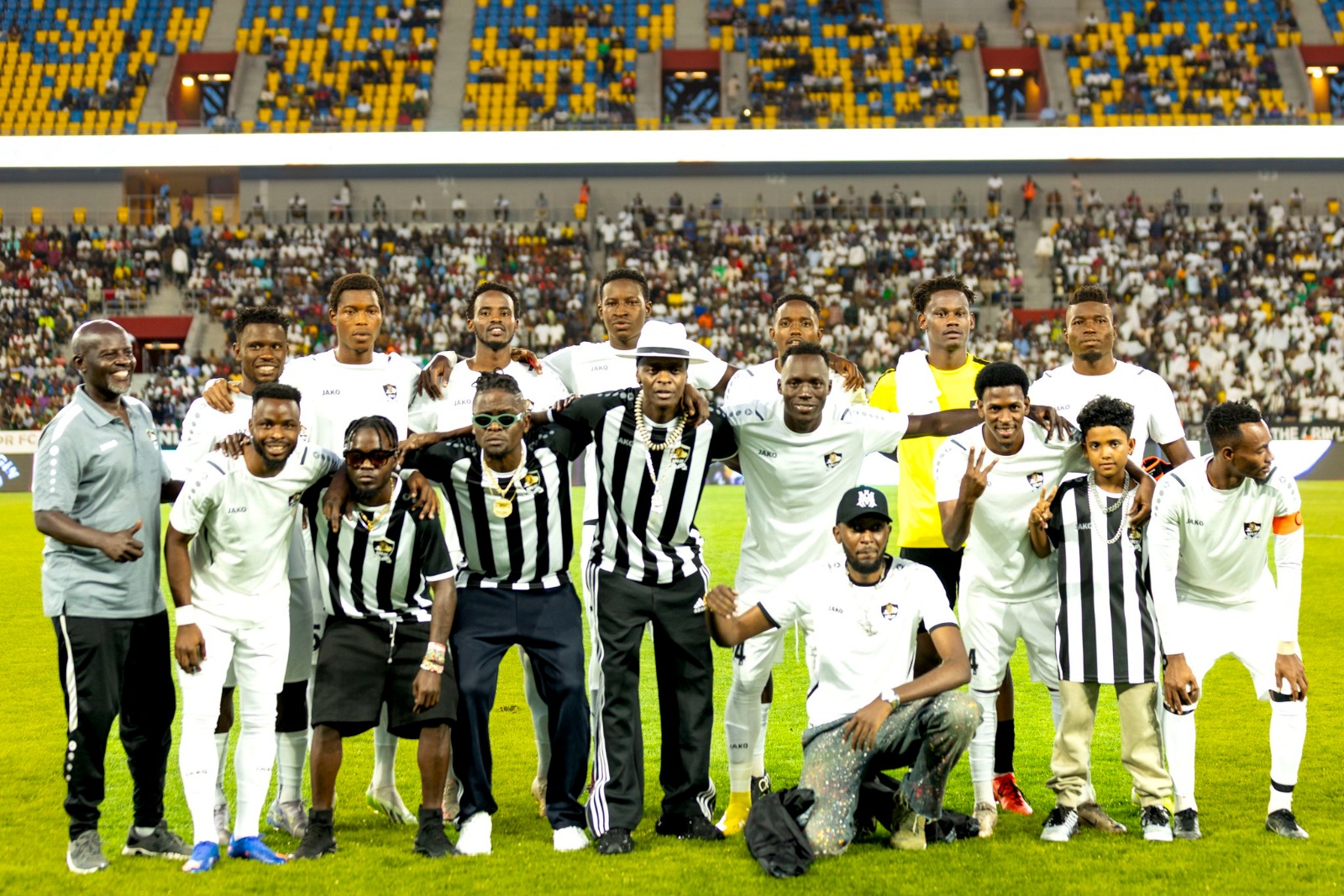 Umuhanzi Jose Chameleone na murumuna we Weasel Manizo bafatanye ifoto na APR FC mbere y'umukino