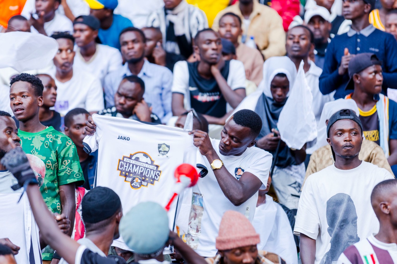 Abafana bari bitwaje imyambaro igaragaza ko batwaye igikombe 