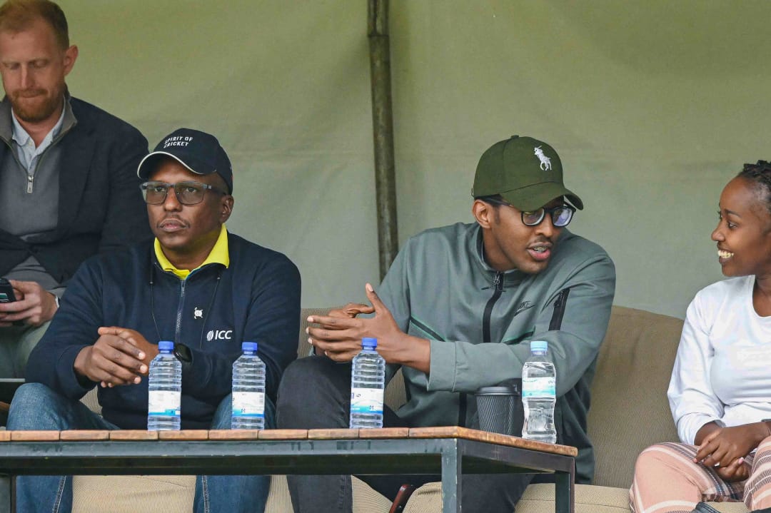 Umunyamabanga wa Leta muri Minisiteri ya Siporo Rwego Ngarambe (Iburyo) na Perezida w'Ishyirahamwe ry'Umukino wa Cricket mu Rwanda Musaale Stephen(Ibumoso) barebye uyu mukino