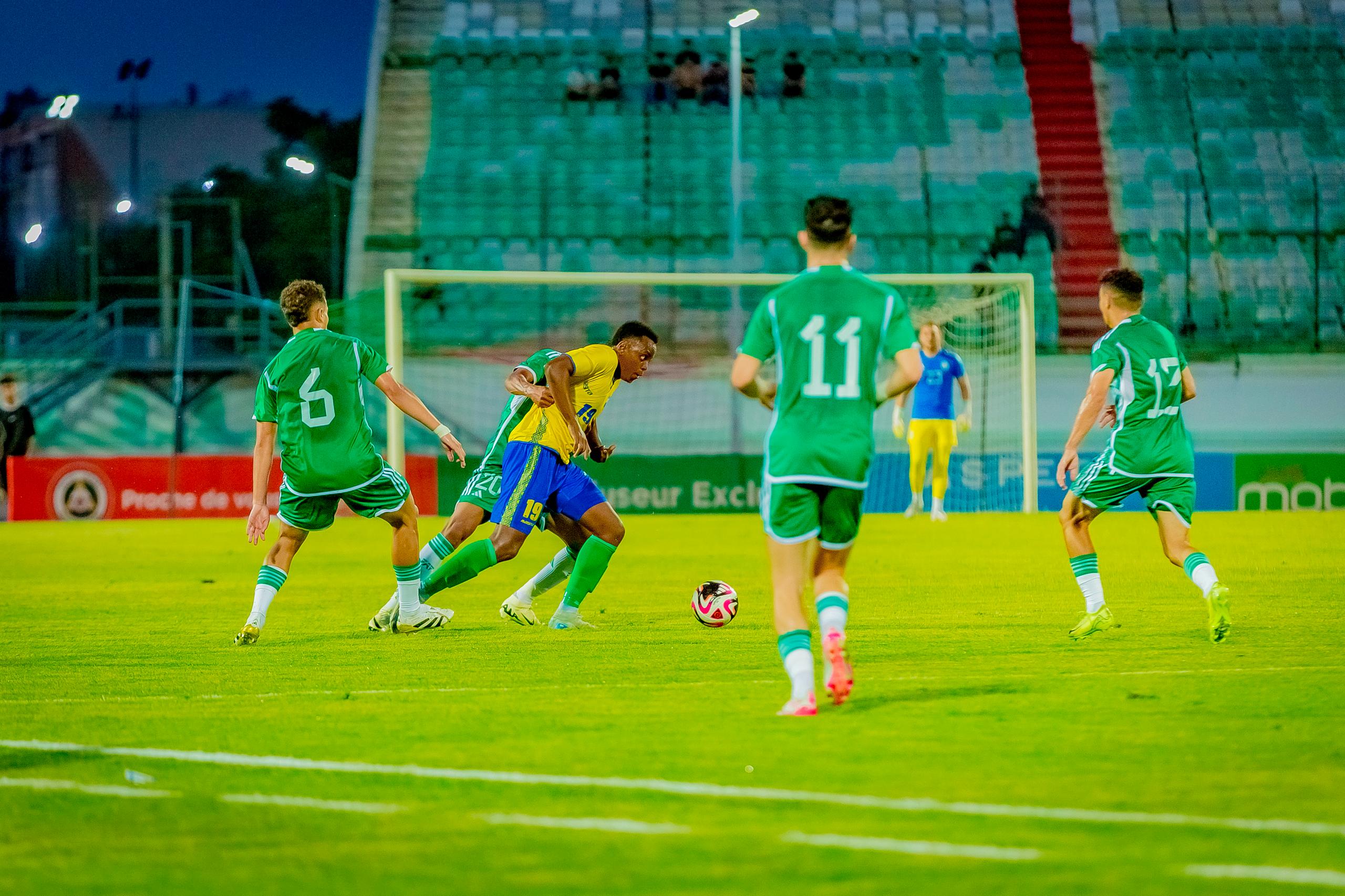 Nshuti Innocent ahanganye n'abakinnyi ba Algeria