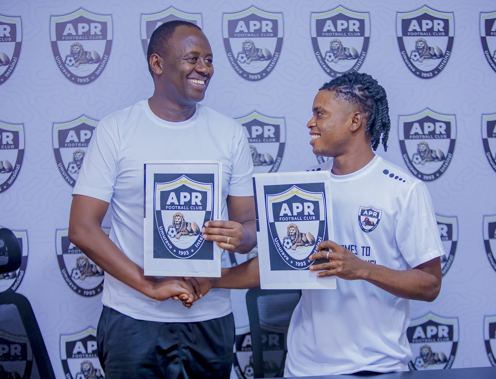 Raouf Memel Dao ari hamwe n'Umuyobozi w'ikipe ya APR FC 