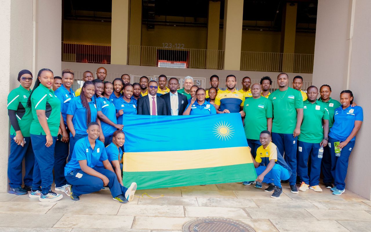 Amakipe y'u Rwanda yashyikirijwe ibendera yitegura kwitabira Shampiyona Nyafurika izabera muri Kenya
