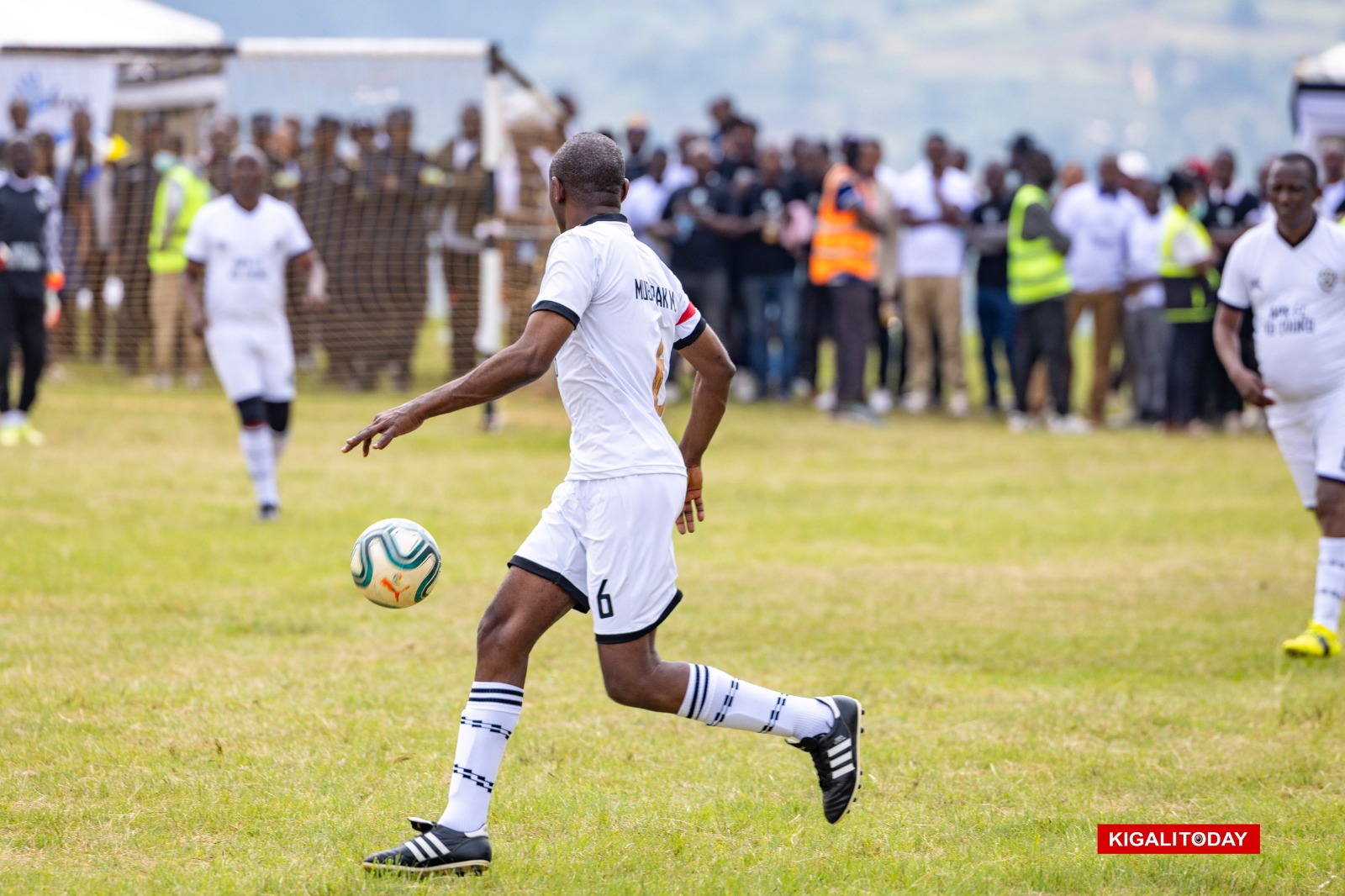 Gen. Mubarakh Muganga agerageza gutwara umupira