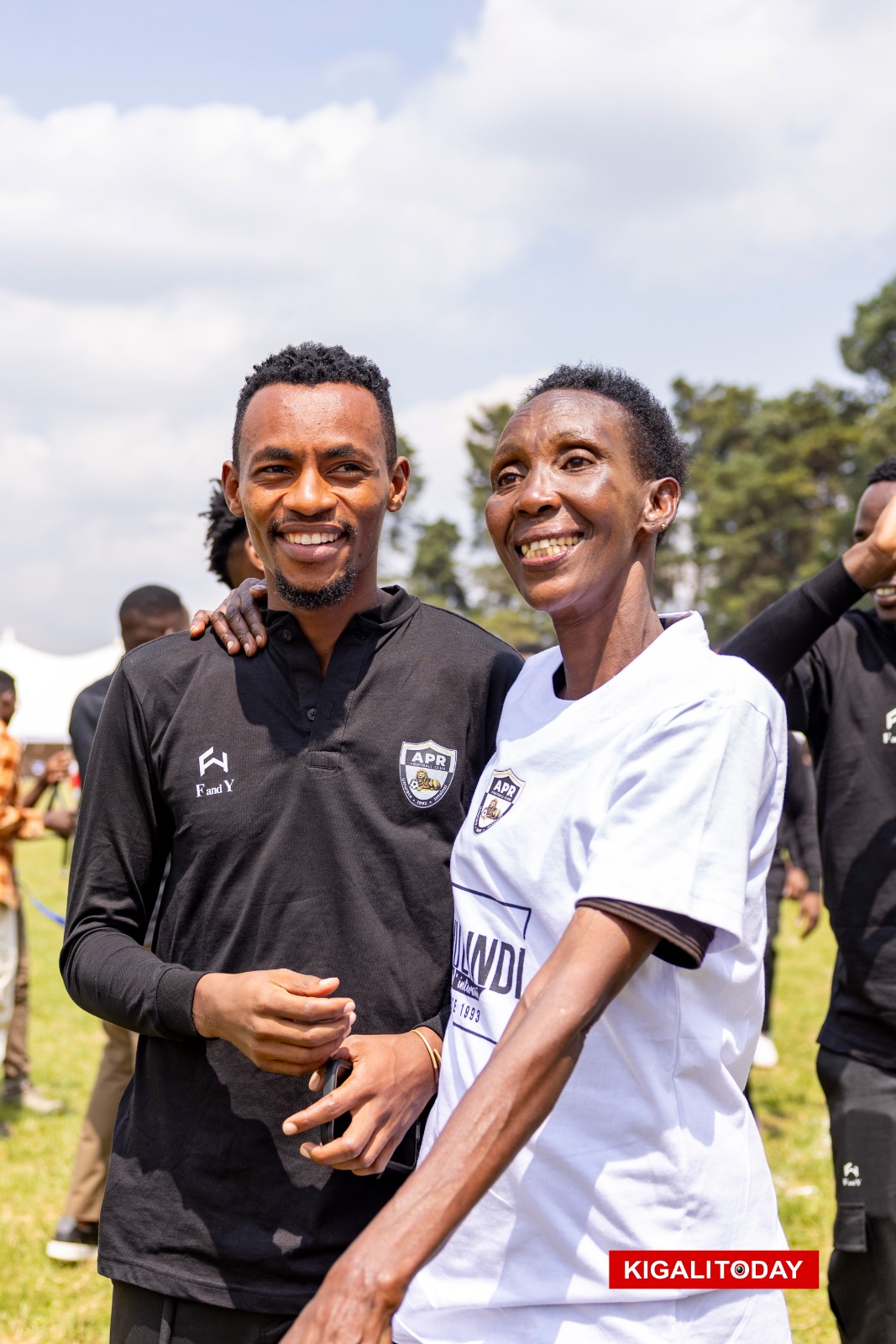 Niyomugabo Claude yifotozanya n'umufana