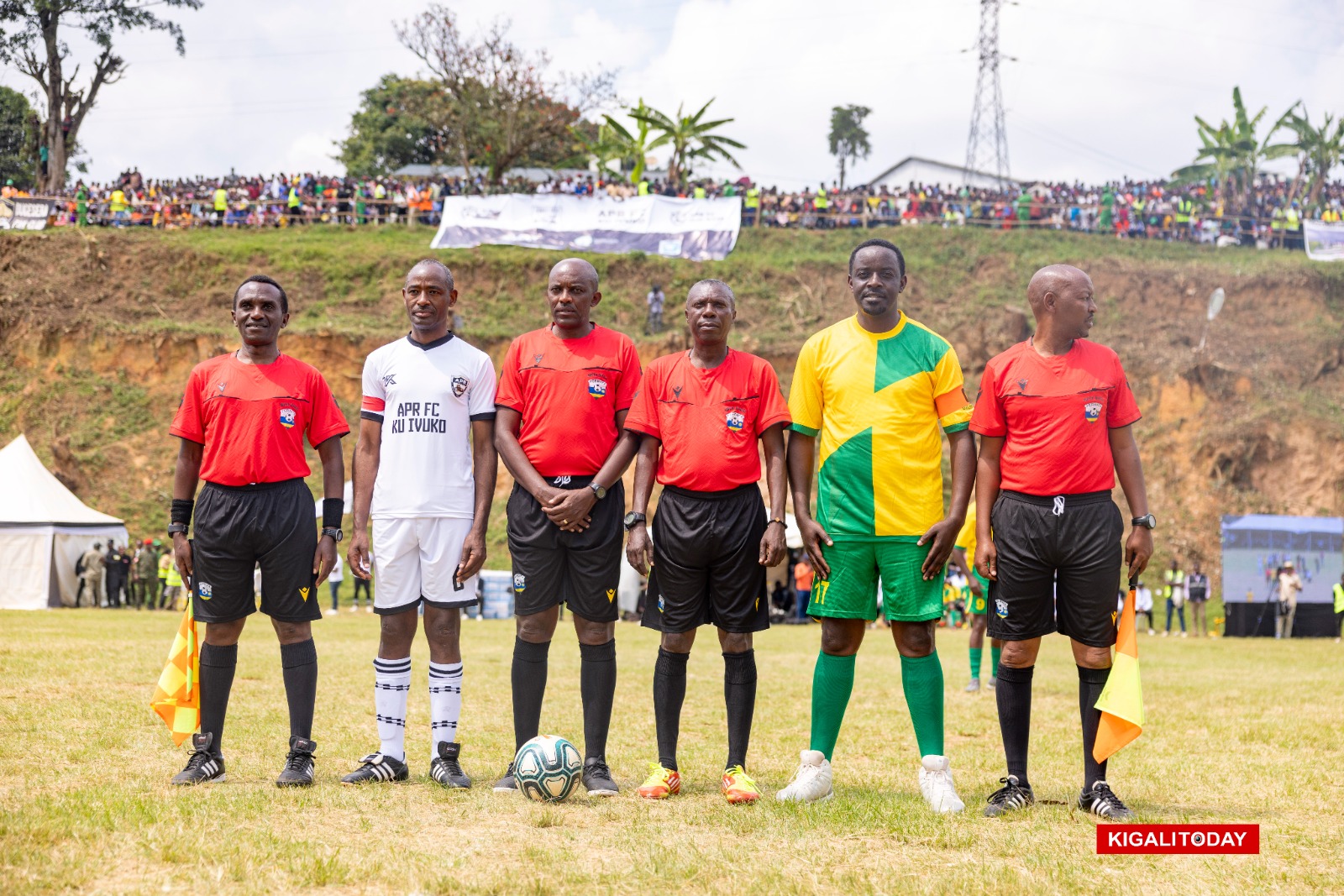 Ba kapiteni Gen. Mubarakh Muganga n'umuyobozi w'Akarere ka Gicumbi Nzabonimpa Emmanuel bifotoza mbere y'umukino 