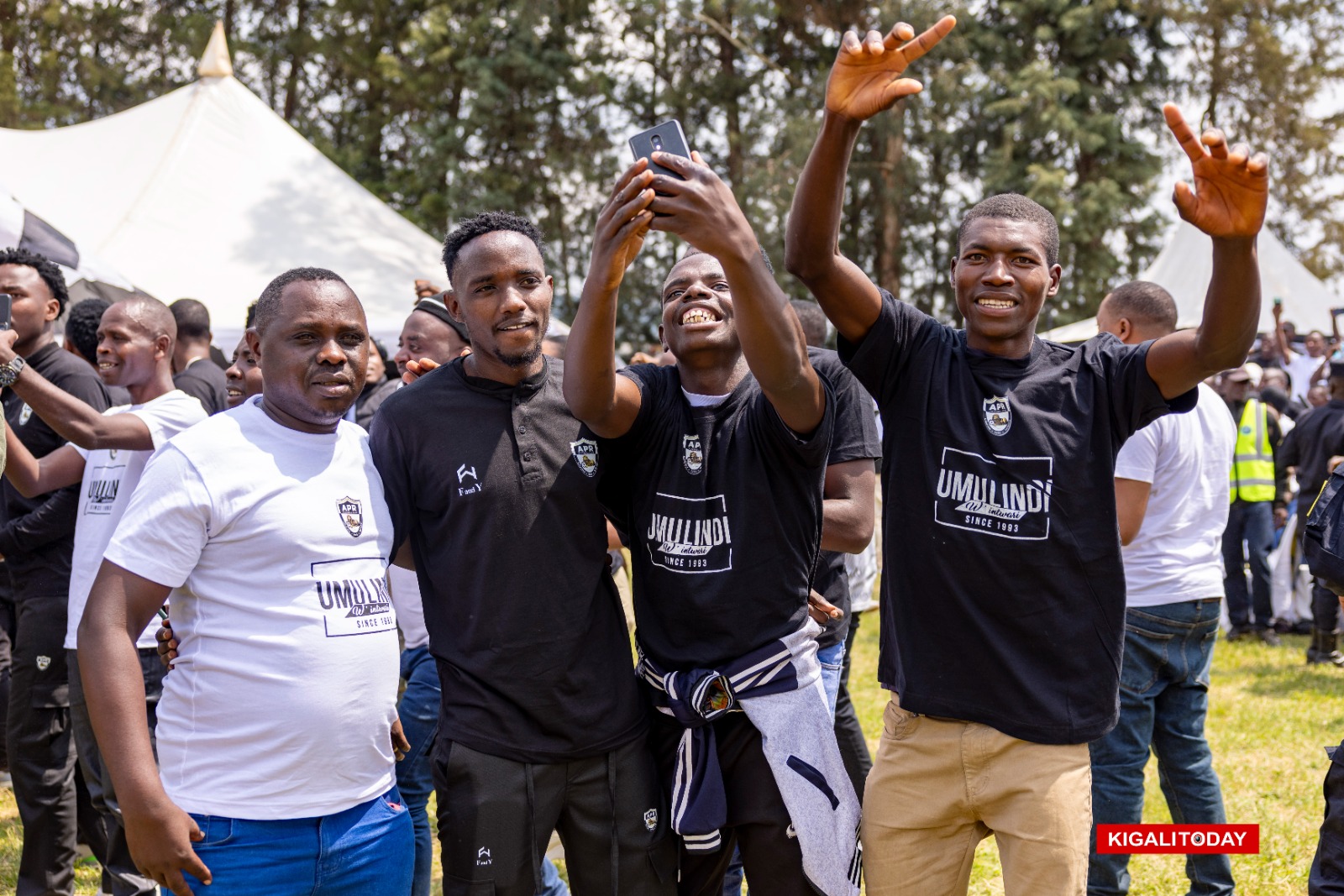 Abakunzi ba APR FC bifotozanya na Ruboneka Jean Bosco