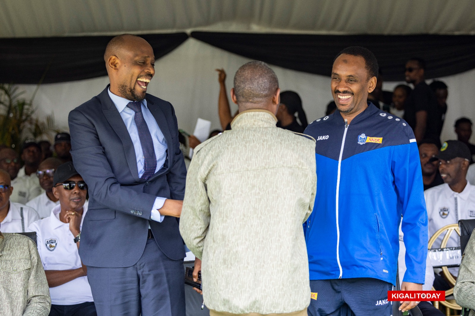 Perezida wa Rayon Sports Twagirayezu Thaddée (ibumoso) na Munyakazi Sadate (iburyo)