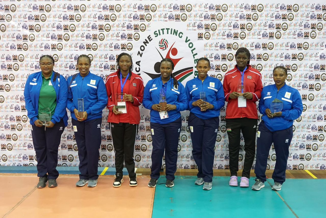 Babanjirijwe na kapiteni Liliane Mukobwankawe (Ibumoso) wabaye umukinnyi mwiza w'irushanwa mu bagore, Mutoni Clementine, Alice Musabyemariya na Mulisa Hosiana bihariye ibihembo by'abitwaye neza muri iyi shampiyona ya Afurika yaberaga muri Kenya