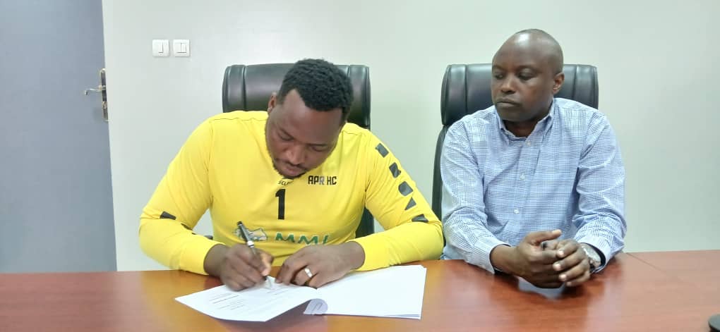 Umunyezamu Uwimana Jackson asinya amasezerano 