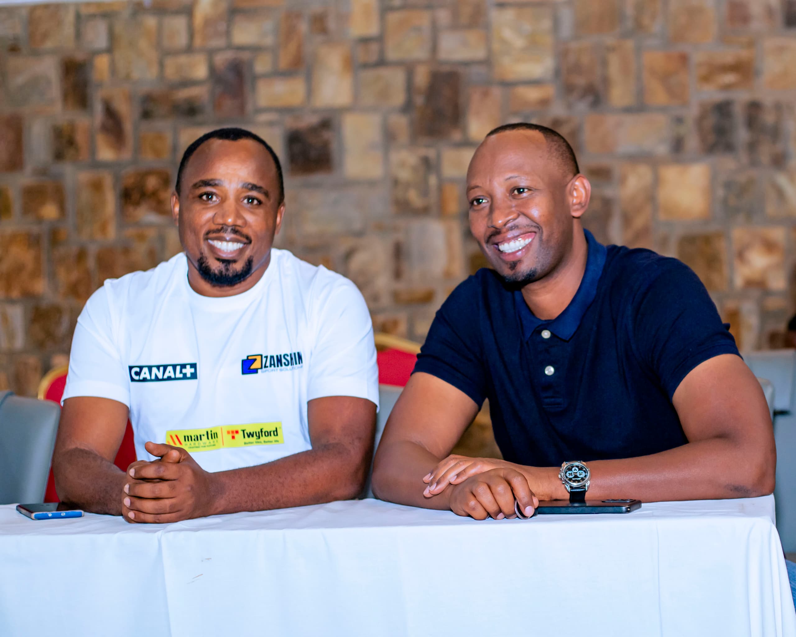 Umuyobozi wa Zanshin Karate Academy itegura iri rushanwa, Sensei Mwizerwa Dieudonné(Ibumoso) ari ari hamwe na Perezida wa FERWAKA Niyomugabo Damien(Iburyo)