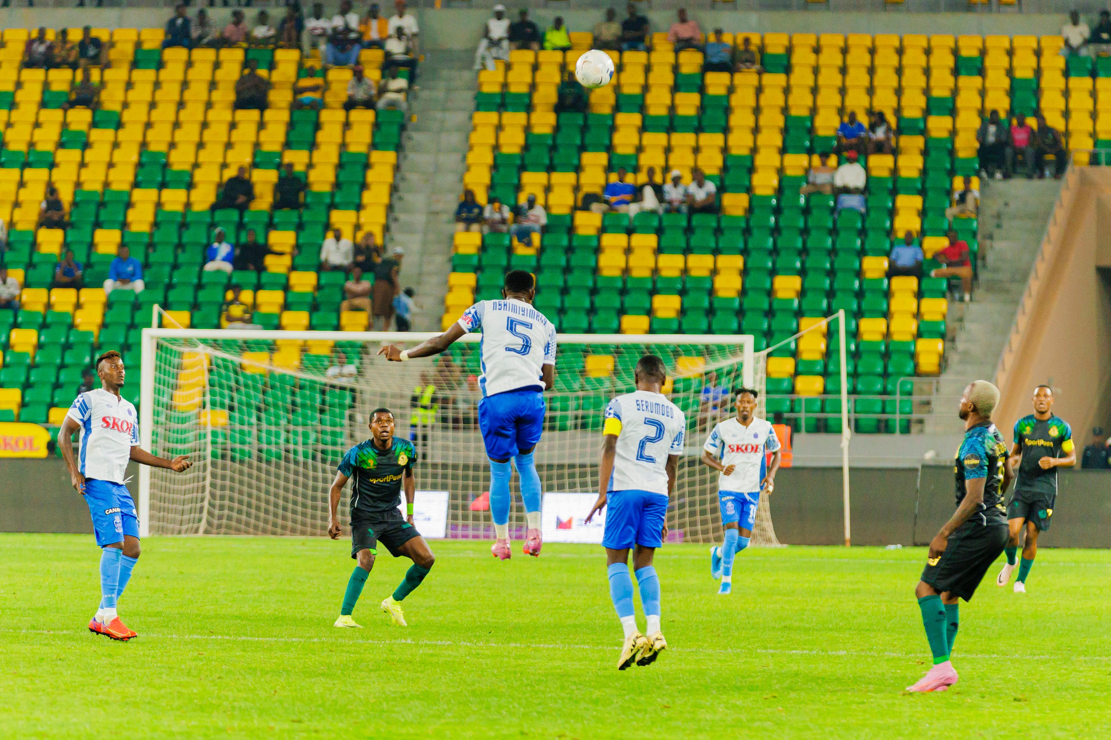 Myugariro Nshimiyimana Emmanuel Kabange agerageza gutera umupira n'umutwe
