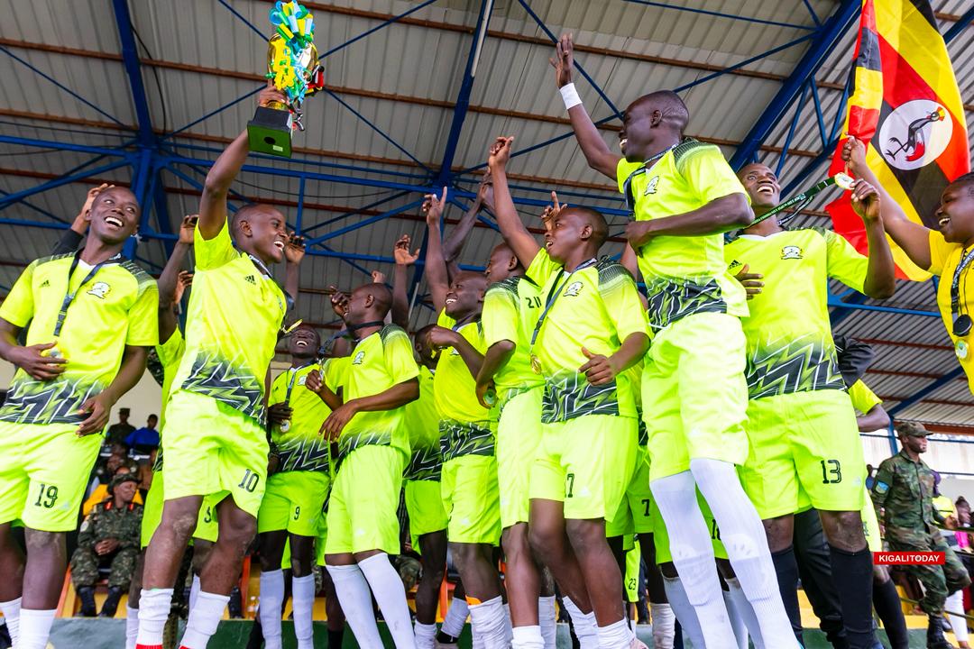 Abakinnyi ba Uganda ba Diviziyo ya kabiri y'Ingabo za Uganda bishimira igikombe 