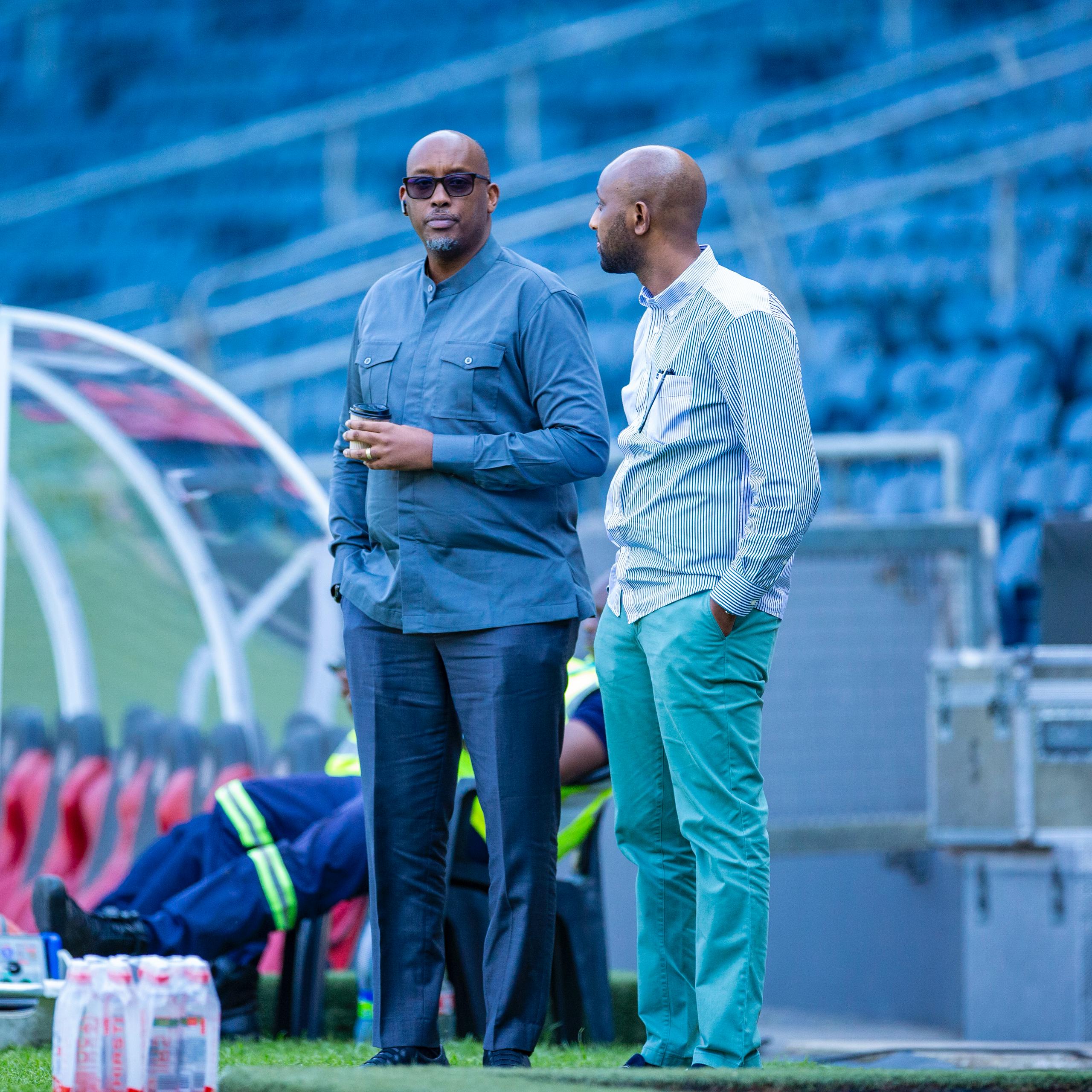 Perezida wa FERWAFA Shema Ngoga Fabrice uri hamwe n'ikipe muri Afurika y'Epfo yakurikiye imyitozo 