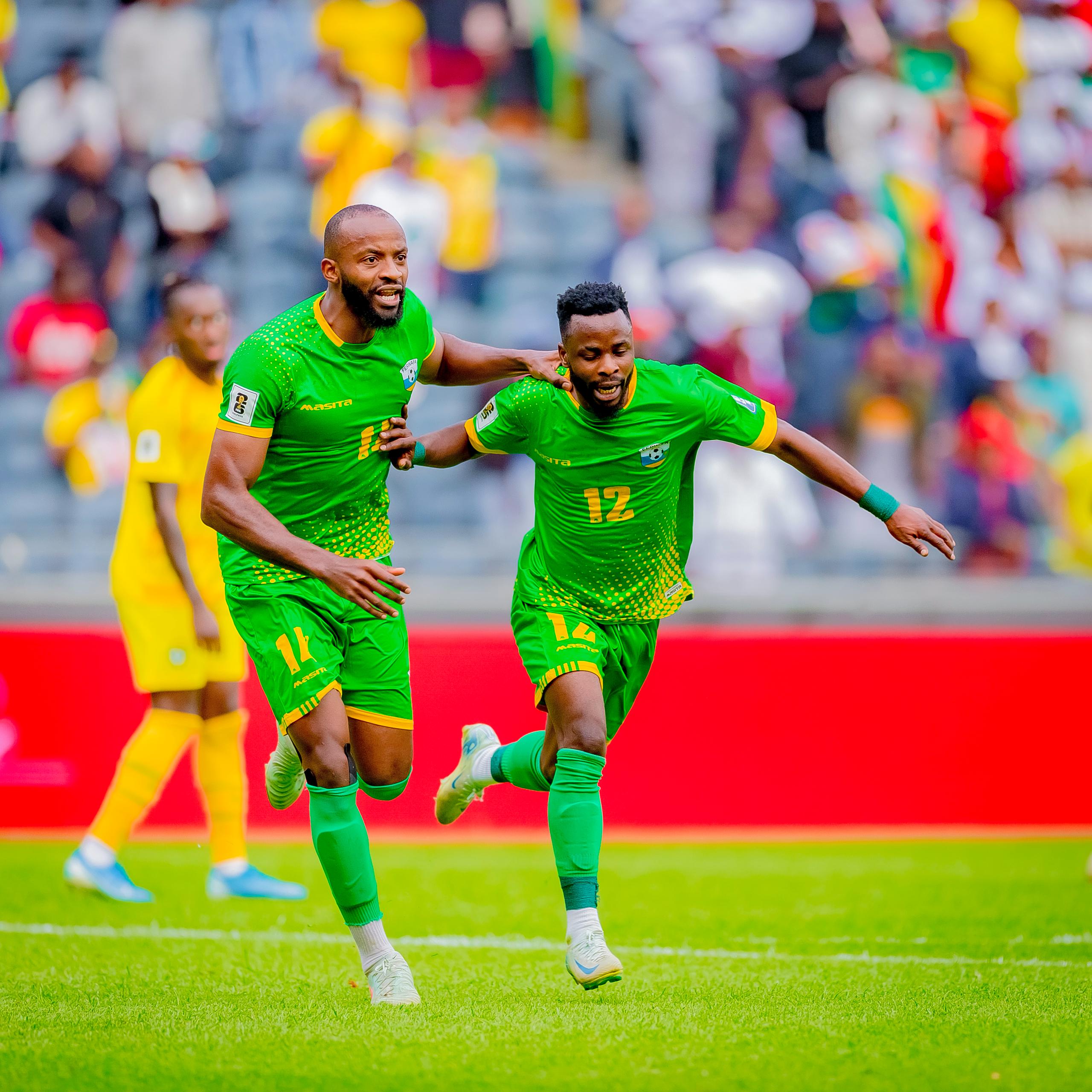 Mugisha Gilbert afashwa na Kavita Phanuel kwishimira igitego 