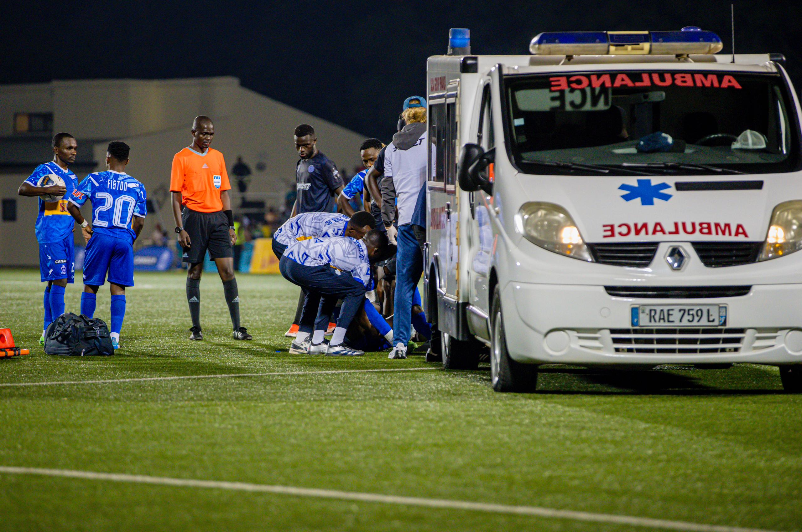 Imbangukira gutabara yajyanye Ndikumana Asman ku bitaro umukino utarangiye