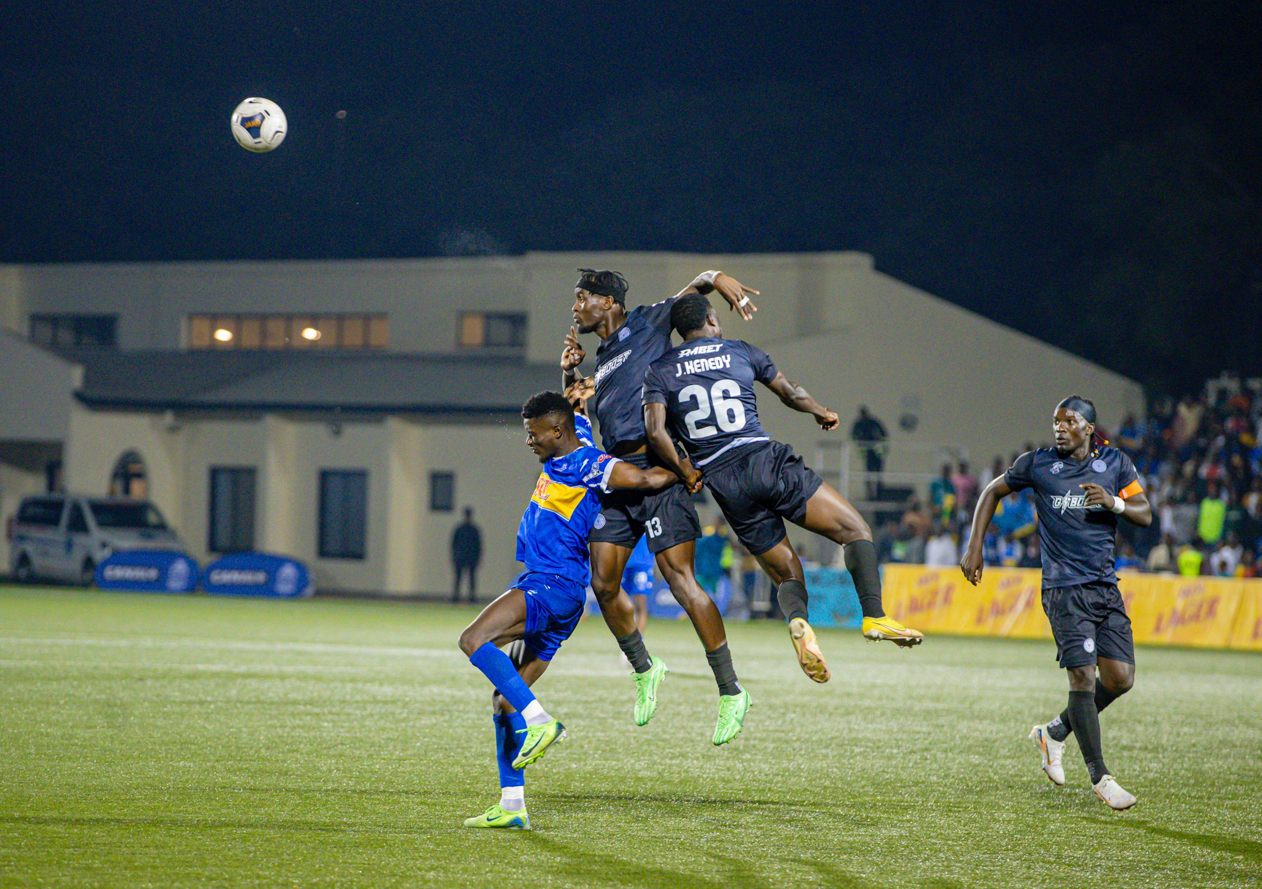Ubwo Ndikumana Asman yajyaga mu kirere ahanganye n'abakinnyi babiri ba Singida Black Stars bakamugwira, byatumye avunika akaboko