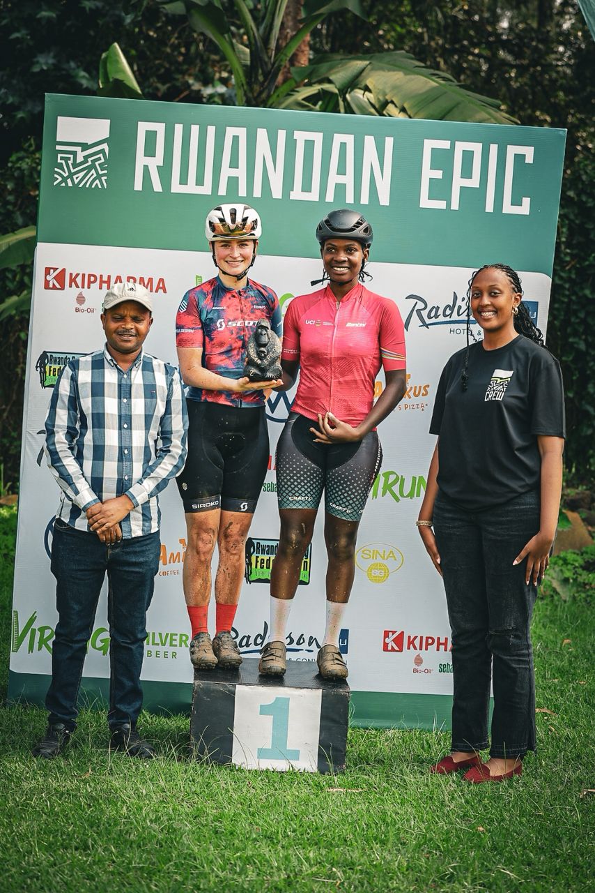 Ikipe ya BeMC- Ndabaga irimo Ntakirutimana Martha (Uri iburyo) yegukanye agace ka kabiri muri iri siganwa ry'amagare yo mu misozi 